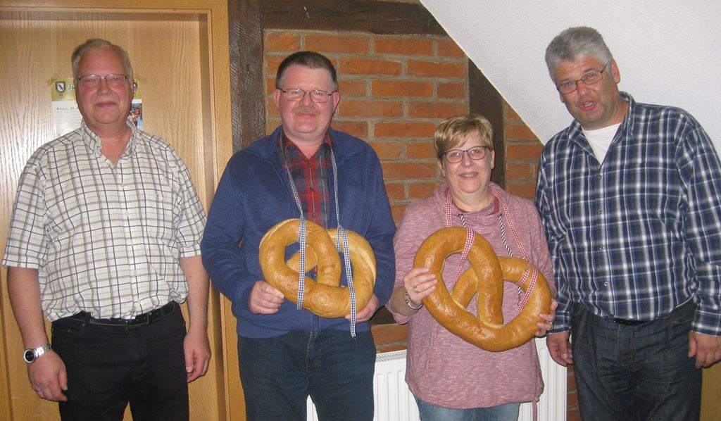 M.Schubert mit Geehrten - Torsten Warnecke (Haxenkönig und bester Teiler) - Bettina Hartung (Haxenkönigin, Sieger Mannschaft-DRK) - Jörg Hartung (Sieger Mannschaft-DRK)